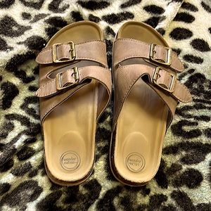 I’m selling some super CUTE shoes! They’re 7 in women! for $10